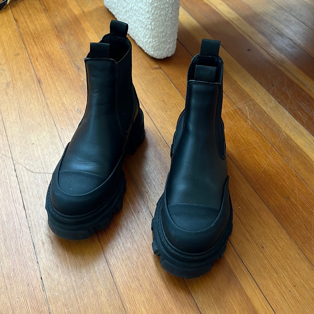 SOLD: GANNI Low-rise Leather Chelsea Boots